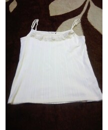 earth music&ecology | earthmusic&ecology　胸元のレースフリルがポイントの白いキャミソール　肩紐調節あり(キャミソール)