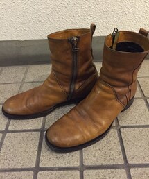 BUTTERO | ブッテロのブーツ。
トゥーの部分の形が尖り過ぎず丸過ぎず、綺麗です。
ブッテロの代表的なカラーで凄く味があります。
ヒールは高め3.5cmくらいあると思われます。(ブーツ)