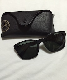Ray-Ban | レイバンのウェリントンサングラス。
カジュアルでもよし、スーツでも合う。
いろいろなコーディネートに合う万能な形です。(サングラス)