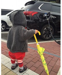 BOOFOOWOO | 電気自動車の充電を観覧する2歳児(長傘)