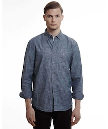 Takuya Duncan | Wainscott Chambray Shirt is designed for perfect clean casual appearance that will take you from day to night in comfort and style, dress it up or down.(シャツ/ブラウス)