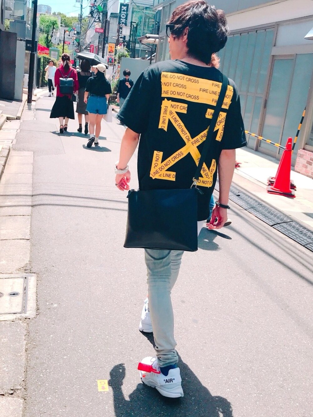 「おしゃれさんと繋がりたい、OFF-WHITE、スニーカーコーデ」｜「Off-Whiteのアイテム（Tシャツ/カットソー、ブラック系）」を使った、yuzo.さん（メンズ・164cm）の秋コーディネートの1枚目の写真