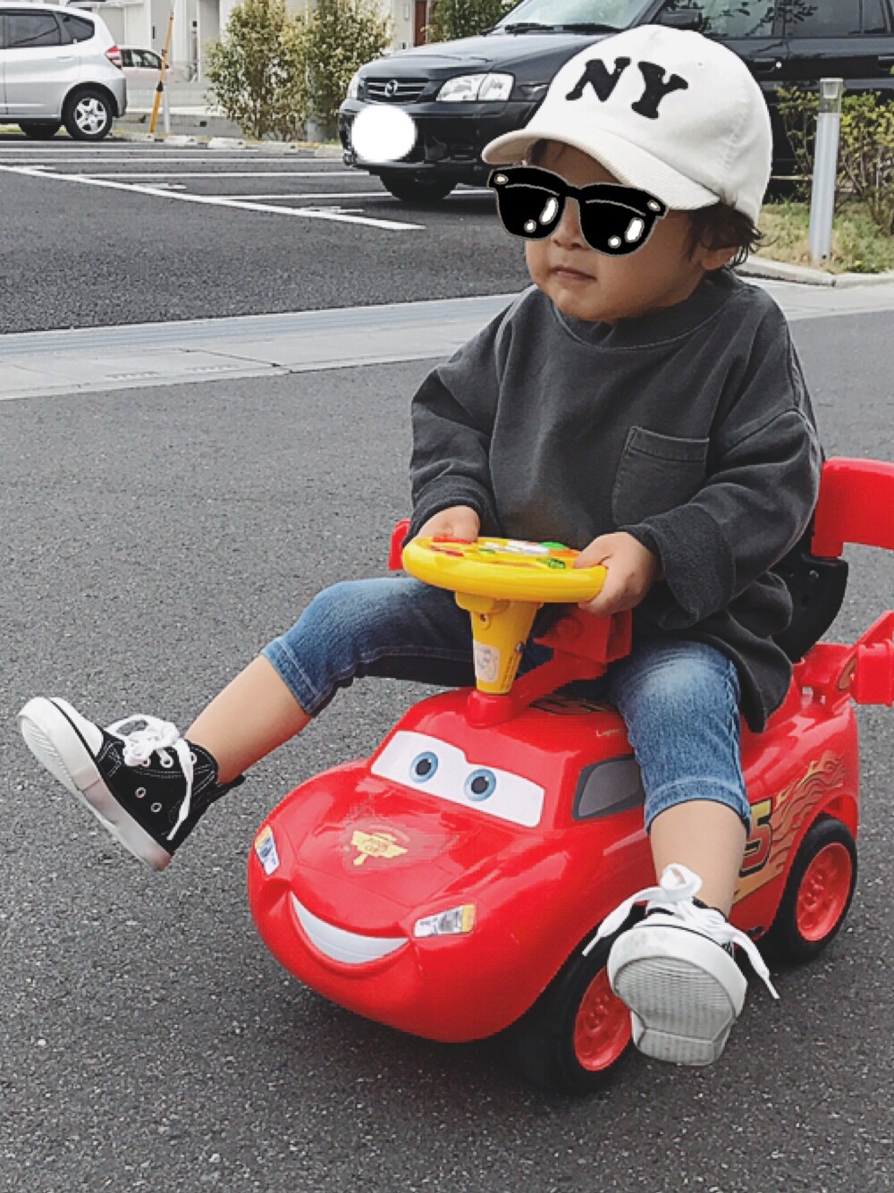 「カジュアル、スニーカー、デニム、公園、ビッグシルエット、スポーツミックス」｜「GLOBAL WORKの【キッズ】BIGピグメントスウエットプルオーバー/742540（スウェット、ブラック系）」を使った、あむちゃーんさん（キッズ・90cm）の春コーディネートの1枚目の写真
