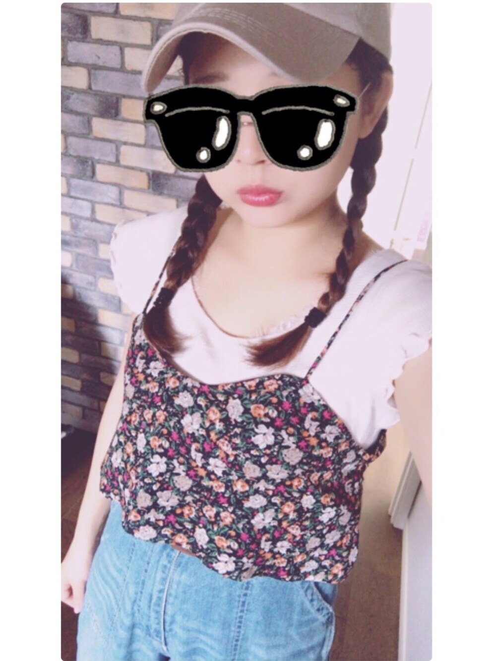 「カジュアル、おしゃれさんと繋がりたい、ママコーデ、花柄、デニム」｜「mysticのワッフルメローT（Tシャツ/カットソー、ホワイト系）」を使った、あむちゃーんさん（レディース・159cm）の秋コーディネートの1枚目の写真