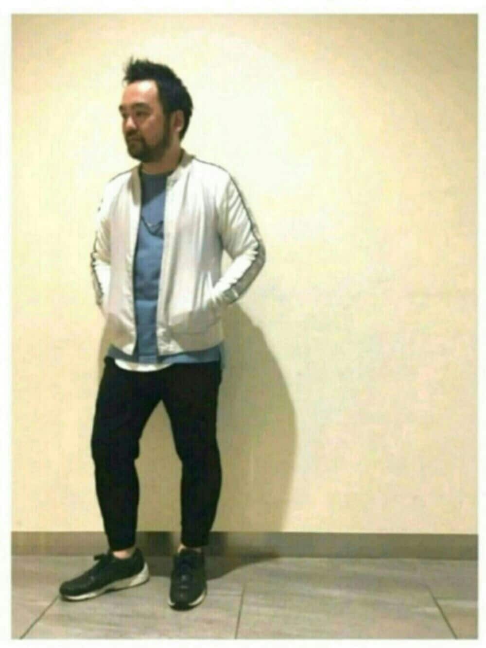 ブラック系のその他パンツ、ブルー系のTシャツ/カットソー、ブラック系のネックレスを着用したメンズの春コーディネートの1枚目の写真