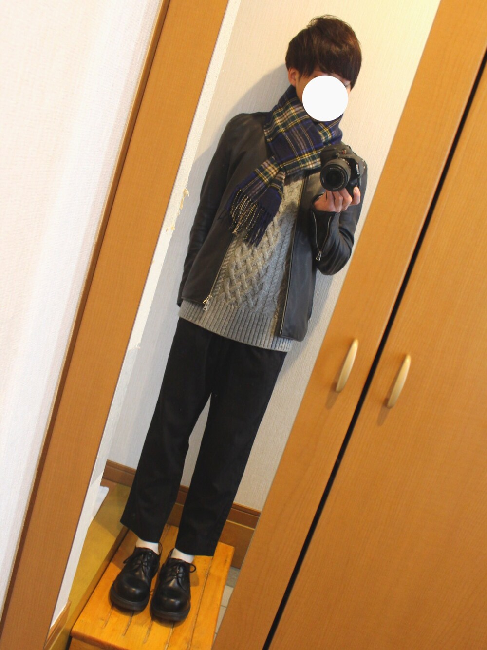 「シンプル、リラックススタイル、マフラー、ライダース、タートルネックニット、スラックス、Dr.Martens、U160」｜「STUDIOUSのSTUDIOUS ラムレザーシングルライダースジャケット（ライダースジャケット、ブラック系）」を使った、けいさん（メンズ・158cm）の冬コーディネートの1枚目の写真