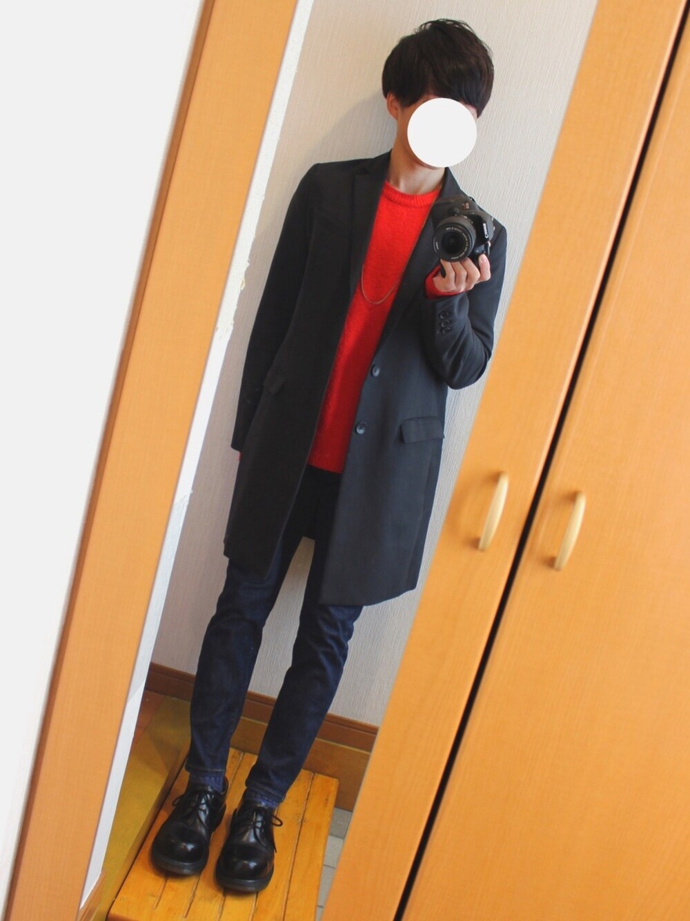 「カジュアルコーデ、春コーデ、チェスターコート、赤ニット、スキニーデニム、Dr.Martens」｜「STUDIOUSの【STUDIOUS】コットンテンセルチェスターコート（チェスターコート、ブラック系）」を使った、けいさん（メンズ・158cm）の春コーディネートの1枚目の写真