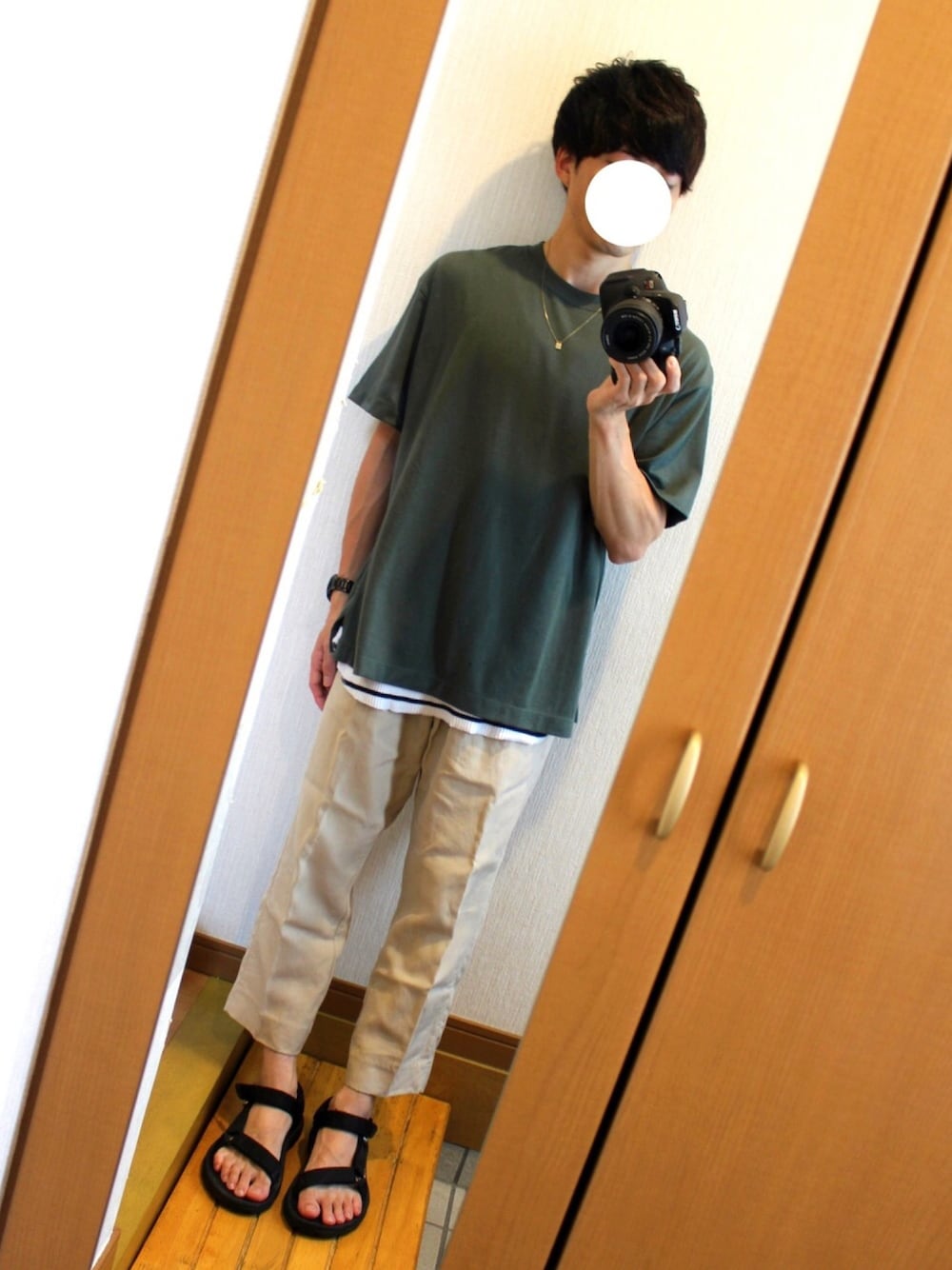 「大人カジュアル、アースカラー、カーキ、モスグリーン、ベージュ、レイヤードスタイル、タンクトップ」｜「green label relaxingの【WEB限定】 SC ★★BIG サイドベンツ クルー Tシャツ（Tシャツ/カットソー、グリーン系）」を使った、けいさん（メンズ・158cm）の秋コーディネートの1枚目の写真