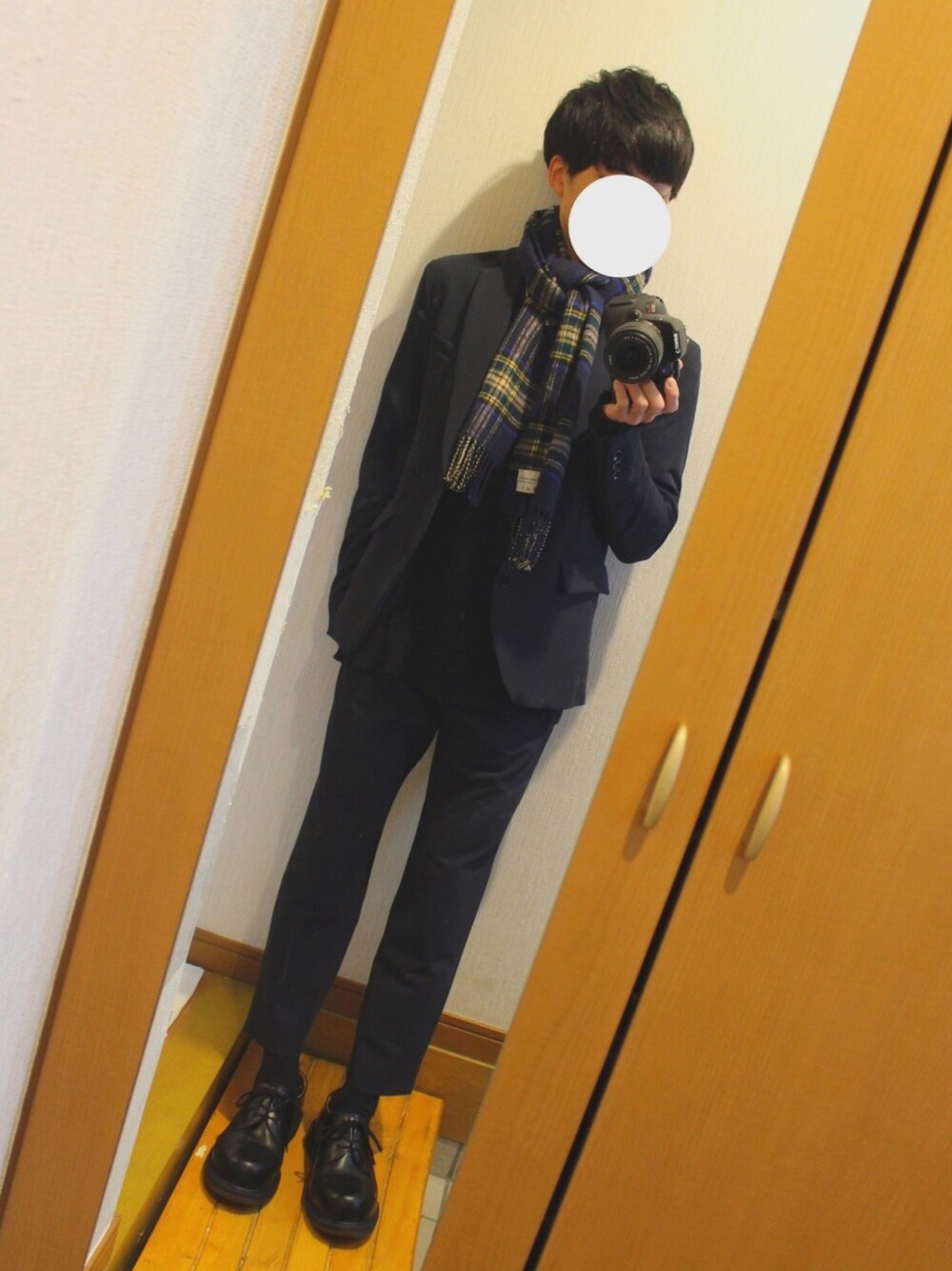 「冬、シンプルコーデ、STUDIOUS、ネイビー、セットアップ、マフラー、ニット、Dr.Martens」｜「STUDIOUSのマルチストレッチキューダステーラードジャケット（テーラードジャケット、ブルー系）」を使った、けいさん（メンズ・158cm）の秋コーディネートの1枚目の写真