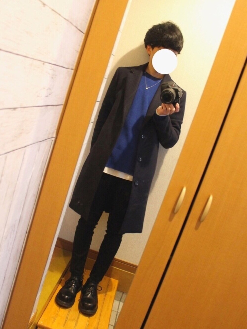 「シンプル、キレイめ、冬コーデ、ブルー、LIDnM、チェスターコート、スキニーデニム、Dr.Martens」｜「SHIPS JET BLUEのSHIPS JET BLUE: コットンアゼ クルーネックニット■（ニット/セーター、ブルー系）」を使った、けいさん（メンズ・158cm）の冬コーディネートの1枚目の写真