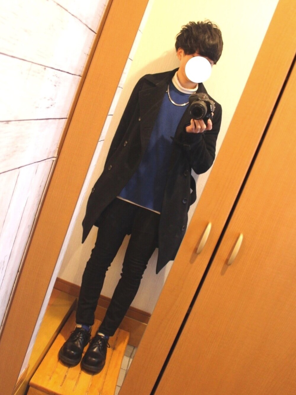 「シンプルコーデ、きれいめカジュアル、トレンチコート、ニット、黒スキニー、UNIQLO、Dr.Martens」｜「STUDIOUS SELECTの【STUDIOUS】カシミヤシャギートレンチコート（トレンチコート、ブラック系）」を使った、けいさん（メンズ・158cm）の冬コーディネートの1枚目の写真