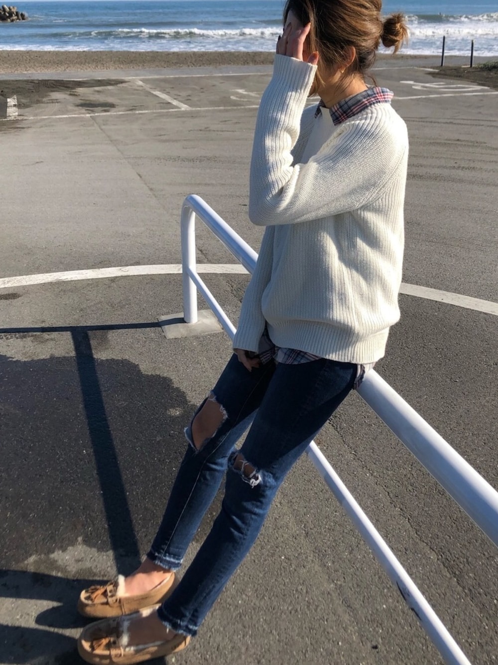 「冬、カジュアル、ラフ、海、美容師、休日スタイル」｜「UGGのアイテム（モカシン/デッキシューズ、ベージュ系）」を使った、まちょさん（レディース・156cm）の冬コーディネートの1枚目の写真