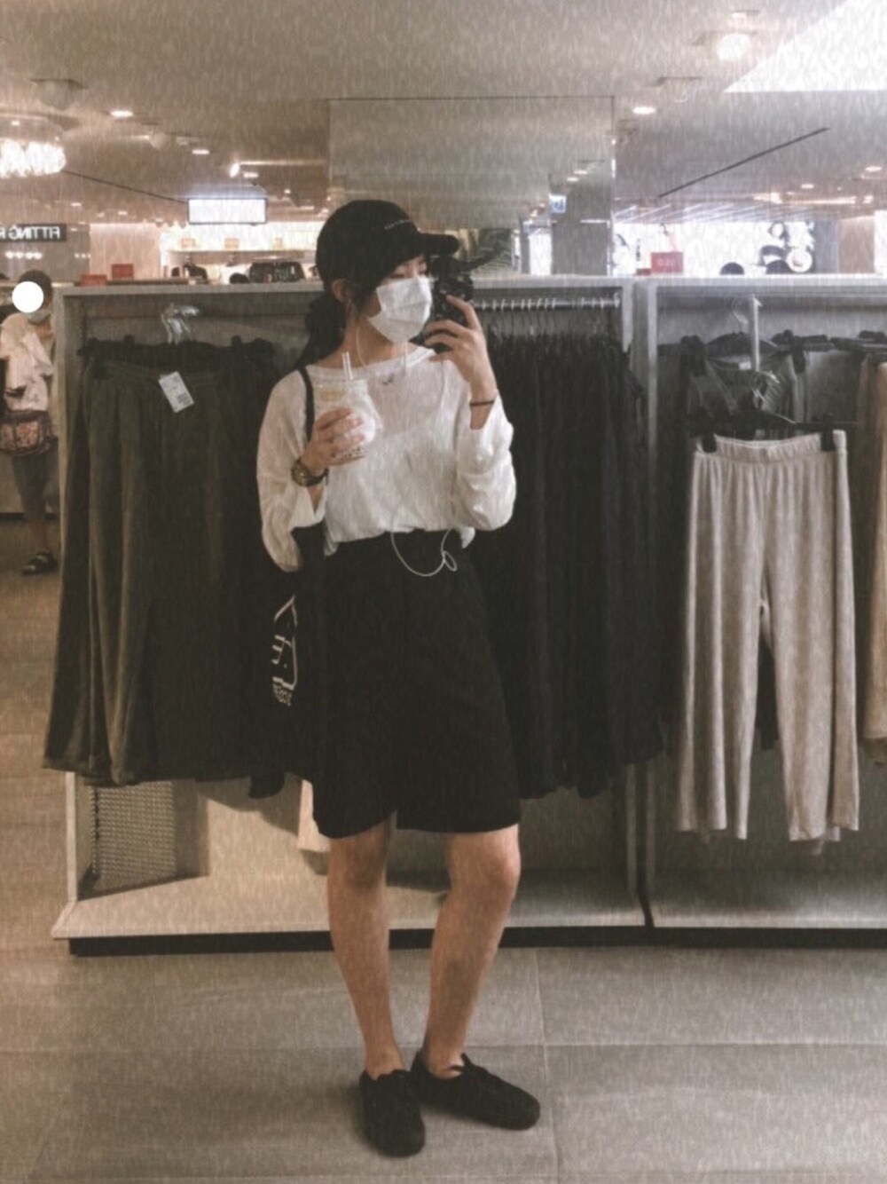 「ootd、black and white、hkgirl」｜「meteorのアイテム（ニット/セーター、ホワイト系）」を使った、yuk222w さん（レディース・168cm）の夏コーディネートの1枚目の写真