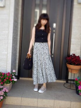 スニーカーを使った 花柄ロングスカート の人気ファッションコーディネート Wear