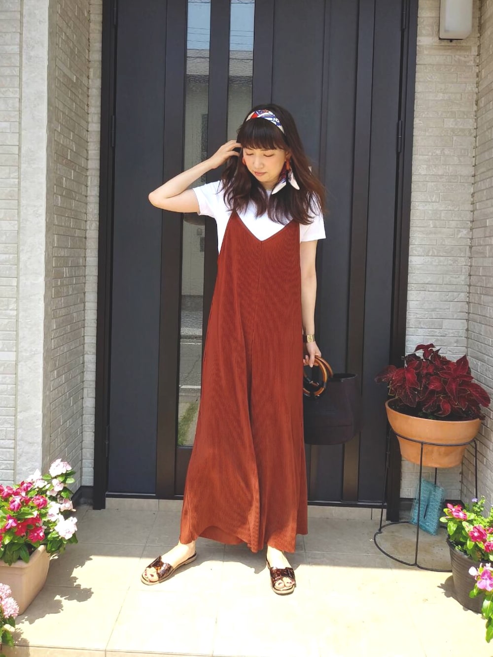 「UNIQLO、ユニクロ、しまむら、GU、ジーユー、神戸レタス、クルーネックTシャツ、サロペット、オールインワン、スクエアベルトフラットサンダル」｜「しまむらのアイテム（サロペット/オーバーオール、オレンジ系）」を使った、kaori_hi423さん（レディース・162cm）の夏コーディネートの1枚目の写真
