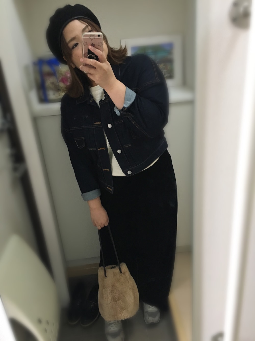 ブルー系のデニムジャケット、ホワイト系のスウェット、ブラック系のパンツを着用したレディースの秋コーディネートの1枚目の写真