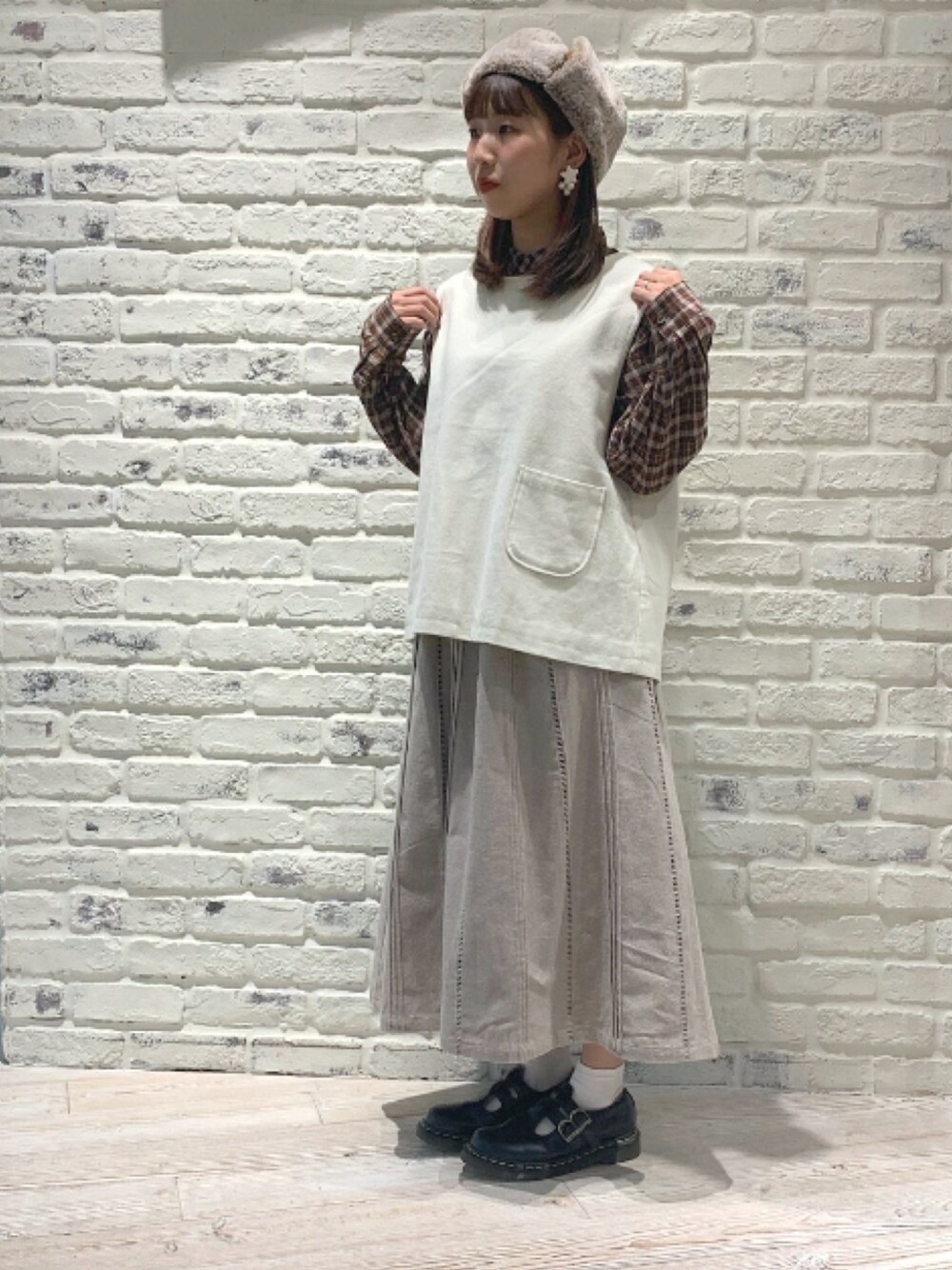 「秋のコーデ、お洒落さんとつながりたい、オトナカジュアル、やっぱりストリートが好き、ラクチンコーデ、低身長コーデ、チェック、ホワイト、ガーリー、ラテカラー」｜「無のフェイクスエードフライトキャップ（キャップ、イエロー系）」を使った、かとういおりさん（レディース・152cm）の秋コーディネートの1枚目の写真