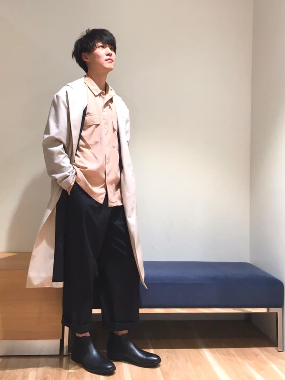 ベージュ系のチェスターコート、ピンク系のシャツ/ブラウス、ブラック系のパンツを着用したメンズの春コーディネートの1枚目の写真