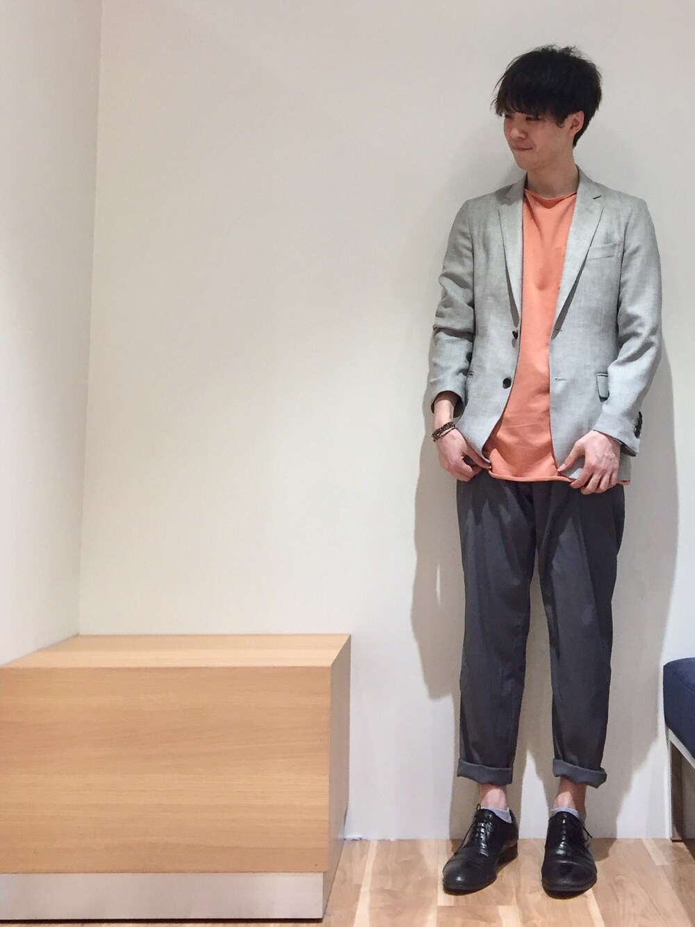 グレー系のセットアップ、ブラウン系のTシャツ/カットソー、グレー系のその他パンツを着用したメンズの春コーディネートの1枚目の写真