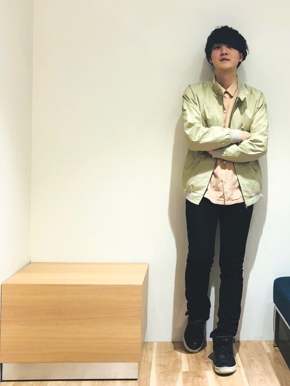 ベージュ系のその他アウター、ピンク系のシャツ/ブラウス、ブラック系のデニムパンツを着用したメンズの春コーディネートの1枚目の写真