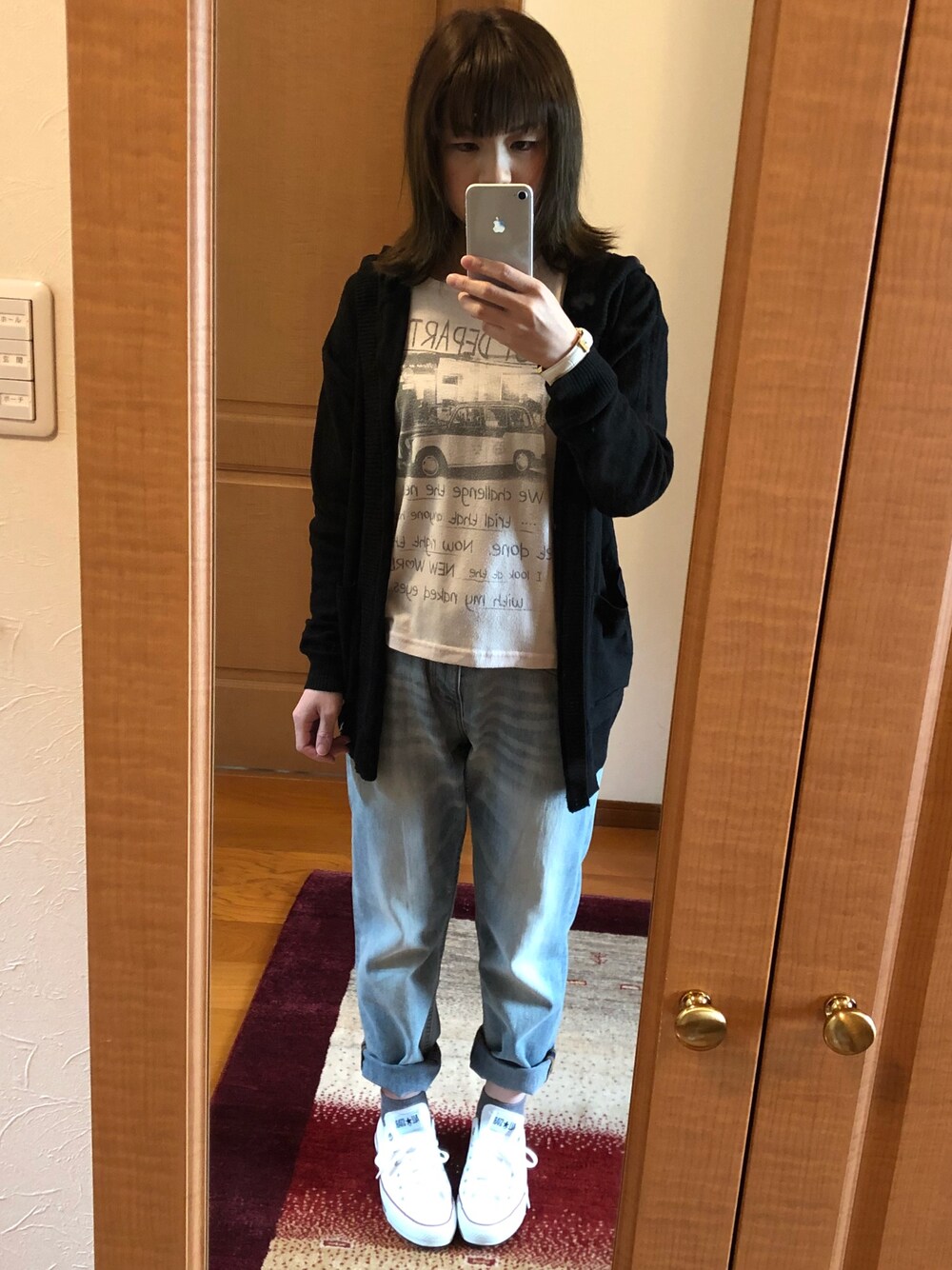 「春、ボーイフレンドデニム、スニーカー」｜「Honeysのアイテム（Tシャツ/カットソー、ピンク系）」を使った、erikaさん（レディース・155cm）の春コーディネートの1枚目の写真