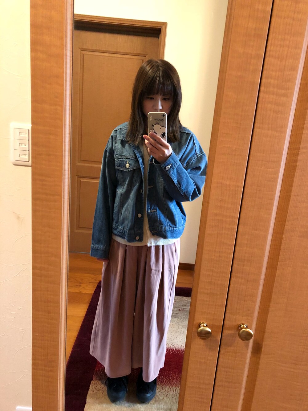 「デニムジャケット、ワイドパンツ、スニーカー」｜「HoneysのビッグＧジャン（ジャケット/アウター、ブルー系）」を使った、erikaさん（レディース・155cm）の秋コーディネートの1枚目の写真