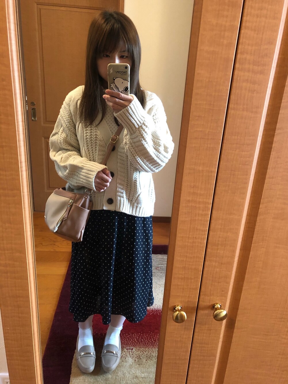 「春コーデ、ニット、スカート、ローファー」｜「Availのアイテム（ニット/セーター、ベージュ系）」を使った、erikaさん（レディース・155cm）の春コーディネートの1枚目の写真