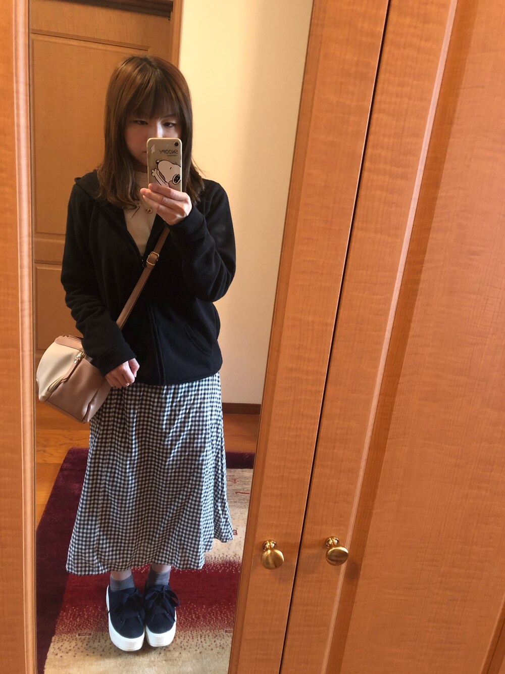 「パーカー、スカート、スニーカー」｜「free natureのアイテム（パーカー、ブラック系）」を使った、erikaさん（レディース・155cm）の春コーディネートの1枚目の写真