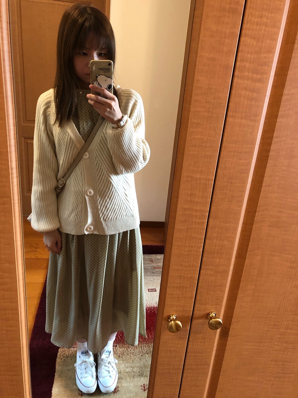 「ワンピース、秋のコーデ、カーディガン、スニーカー」｜「no brandのアイテム（ニット/セーター、ベージュ系）」を使った、erikaさん（レディース・155cm）の秋コーディネートの1枚目の写真