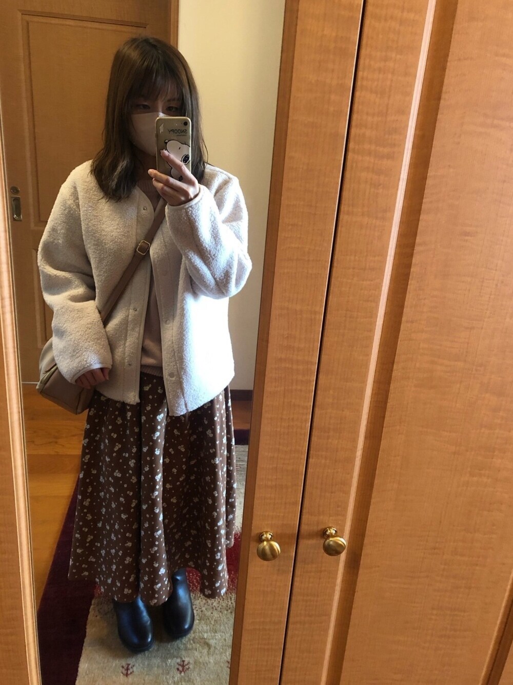 「ボアフリース、花柄スカート、ニット、ブーツ」｜「UNIQLOのボアフリースクルーネックカーディガン（長袖）（その他アウター、ホワイト系）」を使った、erikaさん（レディース・155cm）の冬コーディネートの1枚目の写真