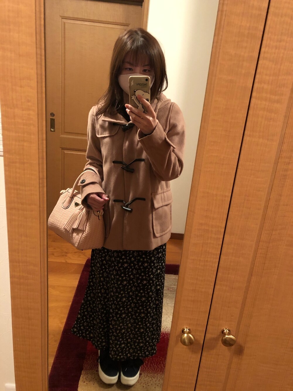 「ダッフルコート、ニット、スカート、スニーカー」｜「RETRO GIRLのアイテム（ダッフルコート、ピンク系）」を使った、erikaさん（レディース・155cm）の冬コーディネートの1枚目の写真