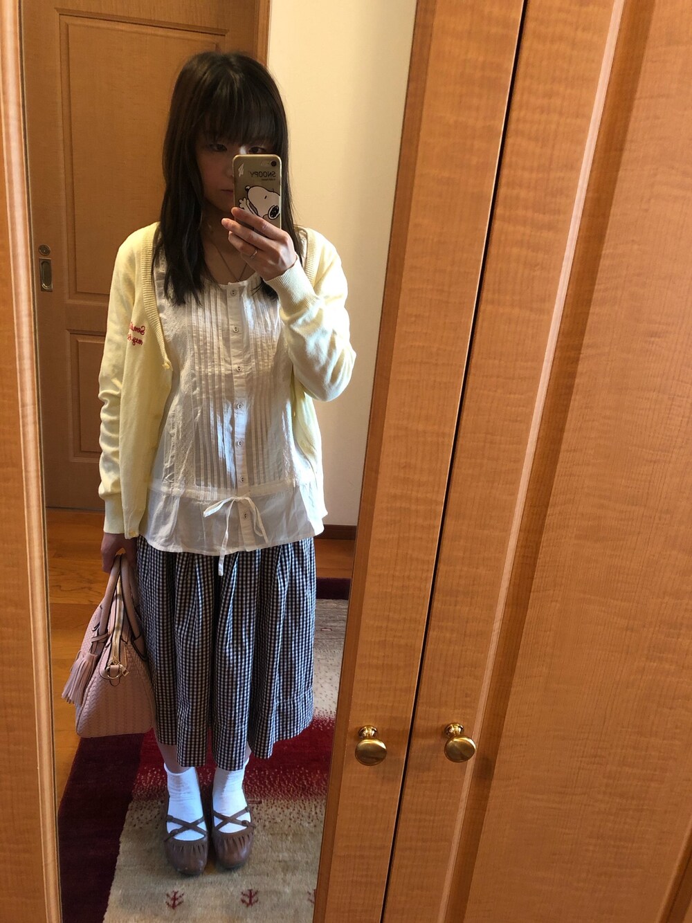 「カーディガン、ブラウス、ギンガムチェックスカート」｜「しまむらのアイテム（カーディガン/ボレロ、イエロー系）」を使った、erikaさん（レディース・155cm）の春コーディネートの1枚目の写真