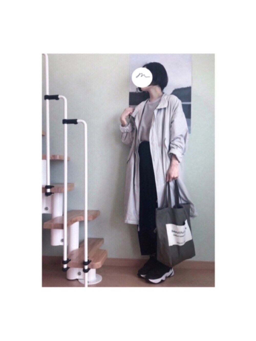 グレー系のモッズコート、ブラック系のその他パンツ、シルバー系のトップスを着用したレディースの春コーディネートの1枚目の写真