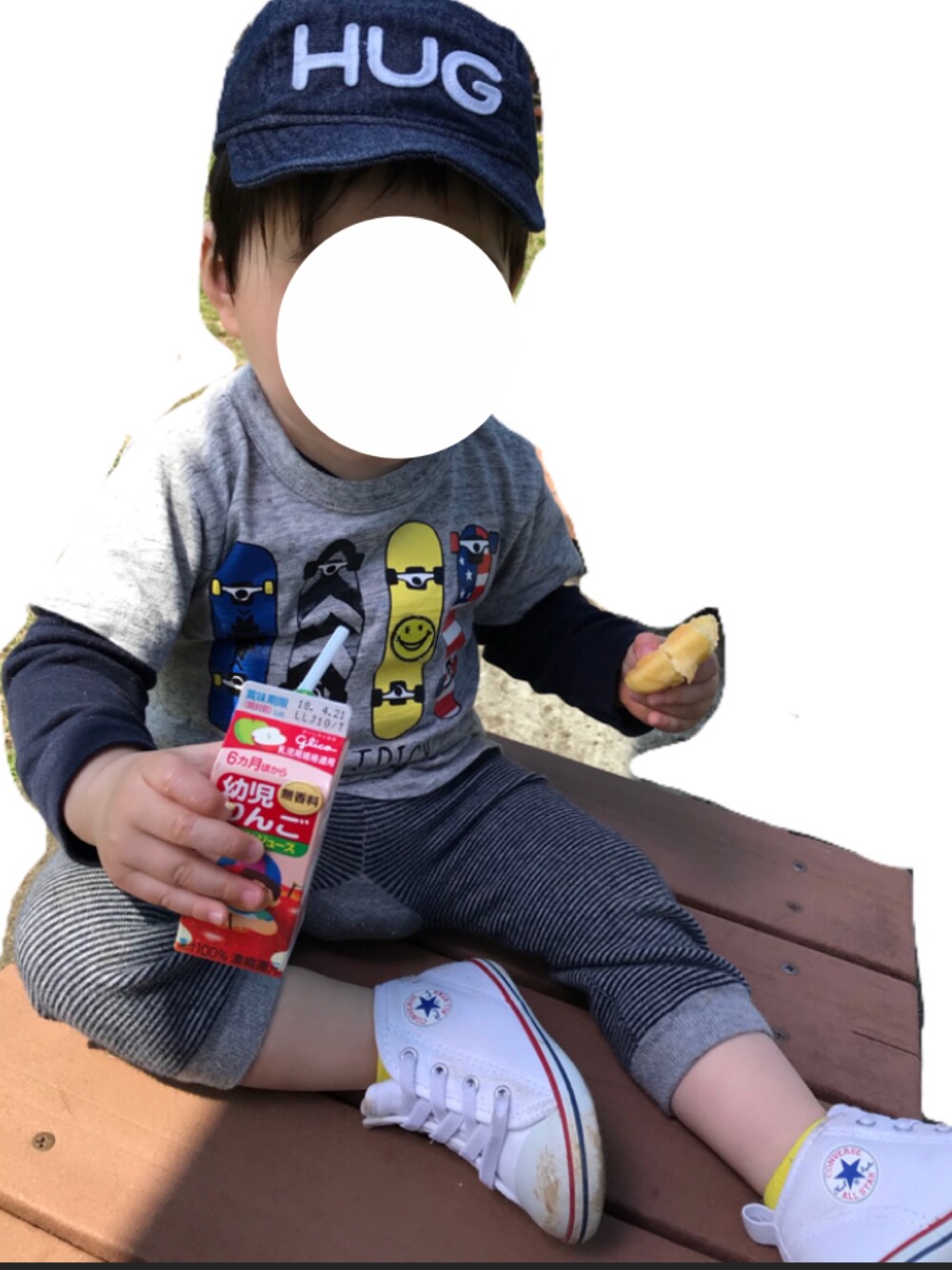 「おしゃれさんと繋がりたい、ボーダー、キッズコーデ、キッズファッション、kids、コンバース、キャップ、1歳、男の子、シンプル」｜「BREEZEのスケボーFOスマイルTシャツ（Tシャツ/カットソー、グレー系）」を使った、まりたさん（キッズ・80cm）の春コーディネートの1枚目の写真