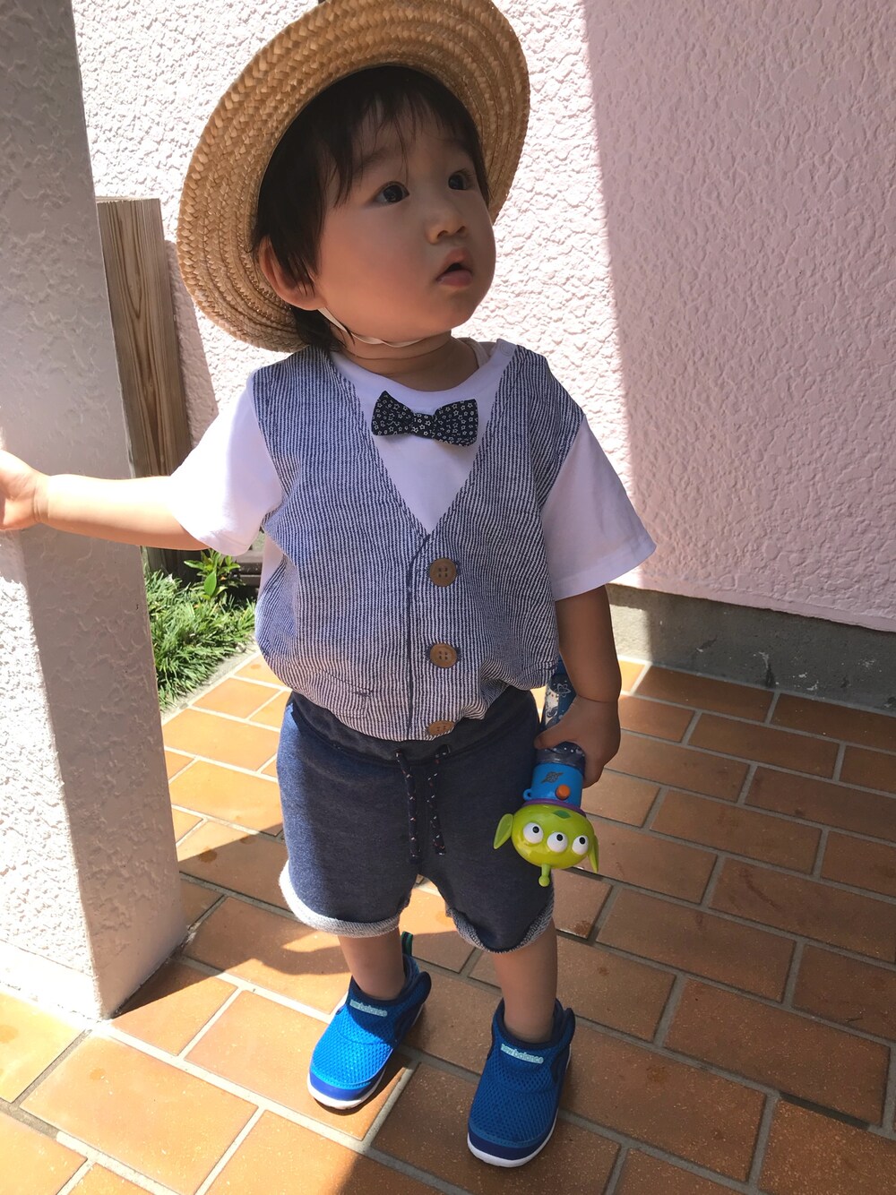 「おしゃれさんと繋がりたい、男の子コーデ、1歳、麦わら帽子、蝶ネクタイ、夏、夏コーデ、キッズコーデ、kids、サンダル」｜「H&Mのアイテム（Tシャツ/カットソー、ホワイト系）」を使った、まりたさん（キッズ・80cm）の夏コーディネートの1枚目の写真