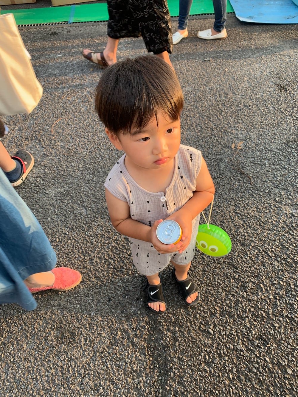 「お祭り、サンダル、韓国子供服、タンクトップ、キッズコーデ、2歳、3歳、男の子、プチプラコーデ、おしゃれさんと繋がりたい」｜「NIKEのキッズ NIKE ナイキ SUNRAY ADJUST 4 (TD) サンレイ アジャスト 4 TD 386519-011 011BK/WT（サンダル、ブラック系）」を使った、まりたさん（キッズ・100cm）の秋コーディネートの1枚目の写真
