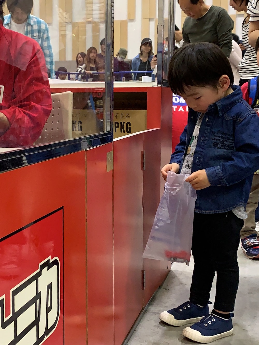 「秋服、キッズコーデ、男の子、2歳、3歳、デニム、デニムジャケット、カジュアルコーデ、おしゃれさんと繋がりたい、スニーカー」｜「UNIQLOのGIRLS レギンス（10分丈）（レギンス/スパッツ、ブラック系）」を使った、まりたさん（キッズ・100cm）の秋コーディネートの1枚目の写真