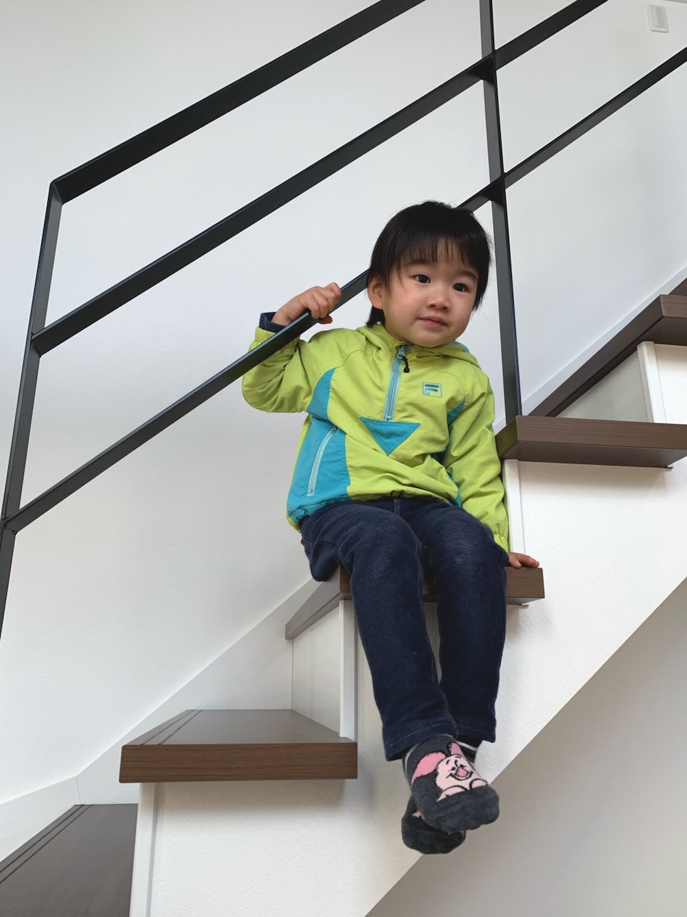 「マウンテンパーカー、3歳、男の子、男の子コーデ、おしゃれさんと繋がりたい、キッズコーデ、カジュアル、BEAMSmini、ジップパーカ、ブルゾン」｜「BEAMSのアイテム（ブルゾン、イエロー系）」を使った、まりたさん（キッズ・100cm）の冬コーディネートの1枚目の写真
