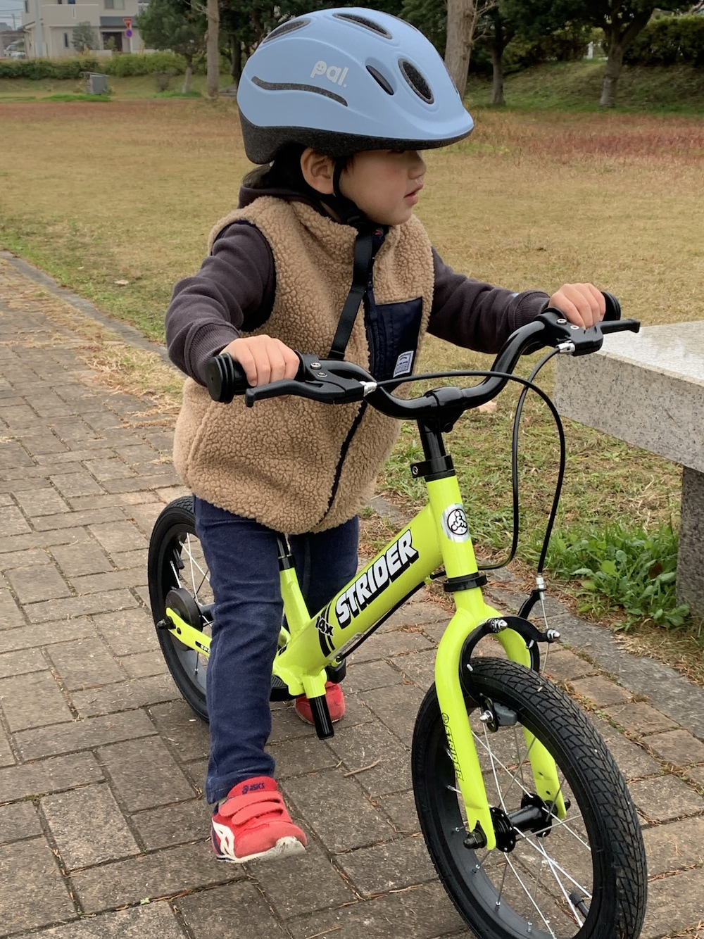 「男の子、男の子コーデ、キッズコーデ、3歳、スニーカー、スニーカーコーデ、おしゃれさんと繋がりたい、休日スタイル、カジュアル、デニム」｜「GLOBAL WORKのアイテム（ベスト、ベージュ系）」を使った、まりたさん（キッズ・100cm）の冬コーディネートの1枚目の写真