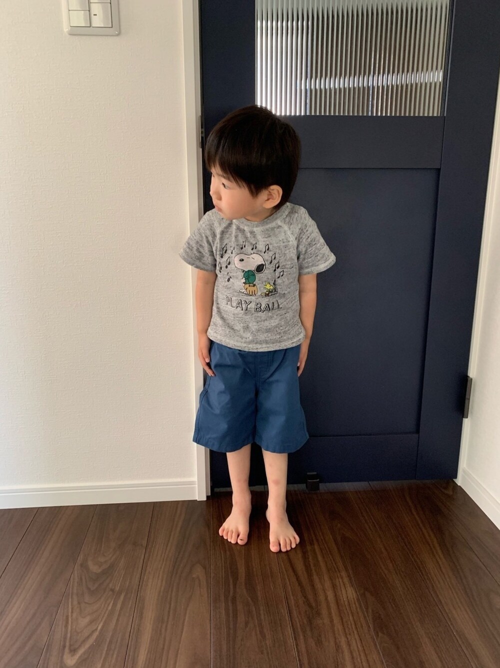 「パンツスタイル、シンプルコーデ、今日のコーデ、夏コーデ、UNIQLO、男の子、3歳、スヌーピー、ユニクロ、春夏コーデ」｜「BREEZEのアイテム（Tシャツ/カットソー、グレー系）」を使った、まりたさん（キッズ・100cm）の春コーディネートの1枚目の写真