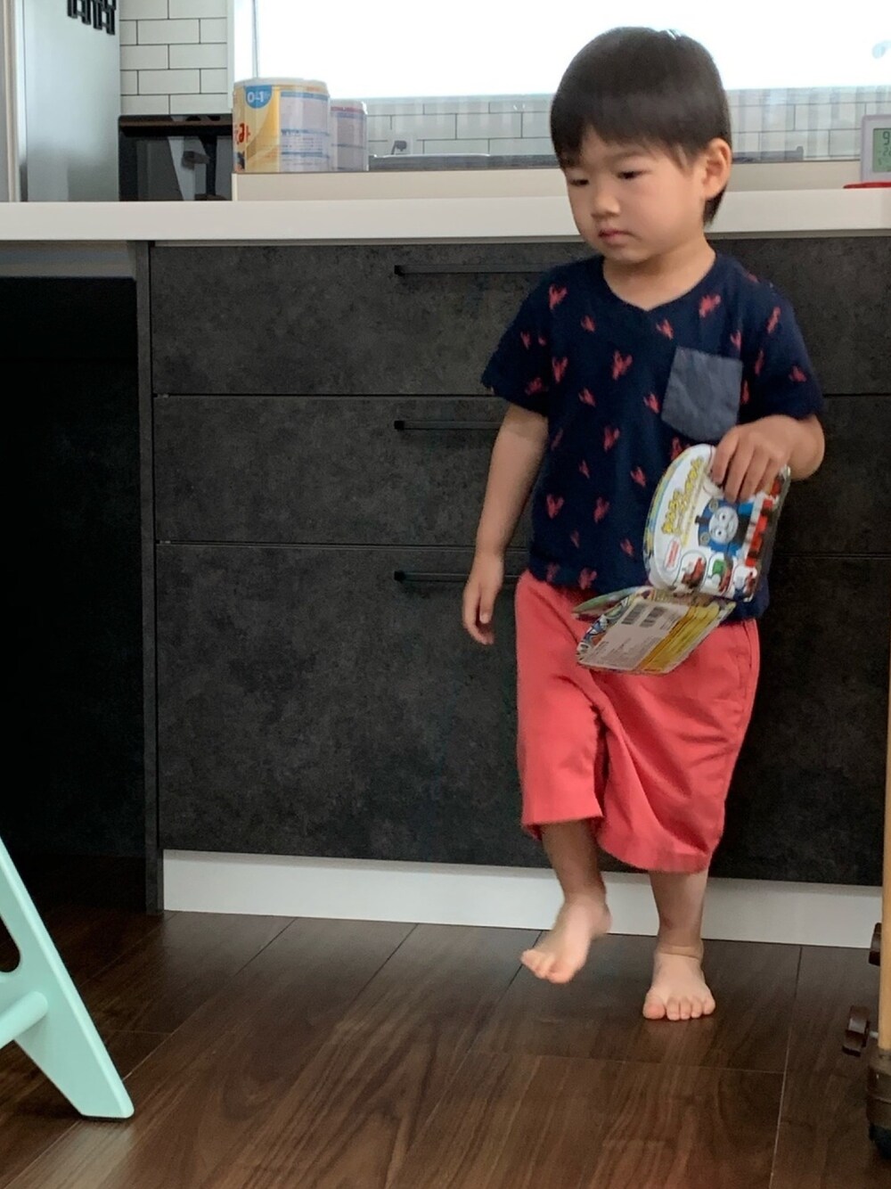 「シンプル、男の子コーデ、3歳、ユニクロ、UNIQLO、ラフ、Tシャツ、夏、リラックススタイル、春夏コーデ」｜「UNIQLOのBOYS イージーショートパンツ（ツイル）（その他パンツ、ピンク系）」を使った、まりたさん（キッズ・100cm）の春コーディネートの1枚目の写真