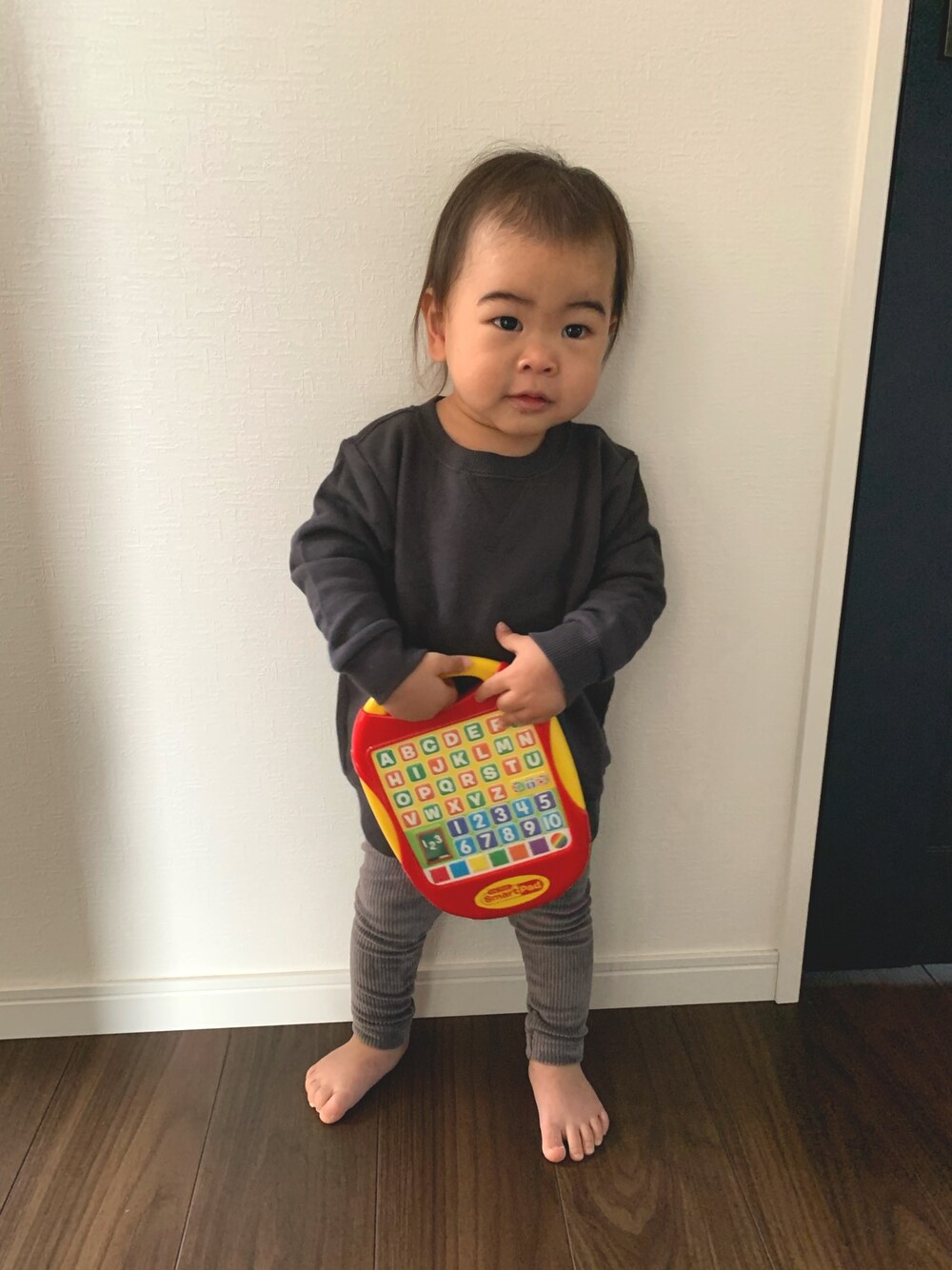 「コーデュロイ、シンプル、男の子、1歳、2歳、ラクチンコーデ、おしゃれさんと繋がりたい、プチプラコーデ、コーデュロイパンツ、スウェット」｜「無印良品のアイテム（トップス、ブラック系）」を使った、まりたさん（キッズ・80cm）の秋コーディネートの1枚目の写真