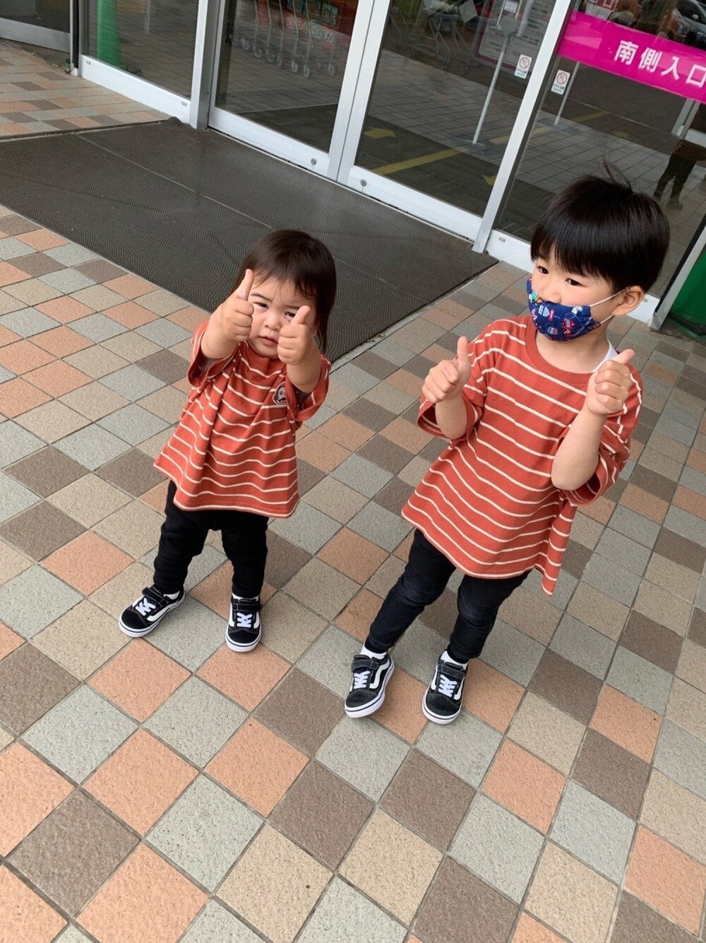 「おそろいコーデ、4歳、2歳、男の子、シンプルコーデ、カジュアル、夏コーデ、ボーダー、スニーカーコーデ、おしゃれさんと繋がりたい」｜「おさるのジョージのアイテム（Tシャツ/カットソー、オレンジ系）」を使った、まりたさん（キッズ・110cm）の春コーディネートの1枚目の写真