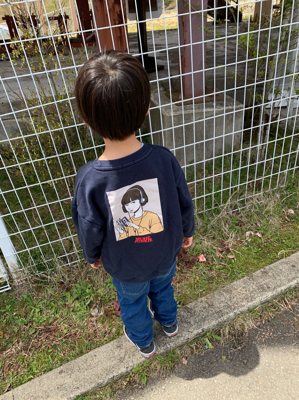 「シンプルコーデ、休日スタイル、カジュアルコーデ、お洒落さんとつながりたい、デニム、4歳、ゆるコーデ、ラクチンコーデ、スニーカー、VANS」｜「VANSのVANS ヴァンズ V3830K　FALKEN(15-22) BLACK/WHITE（スニーカー、ブラック系）」を使った、まりたさん（キッズ・110cm）の春コーディネートの1枚目の写真