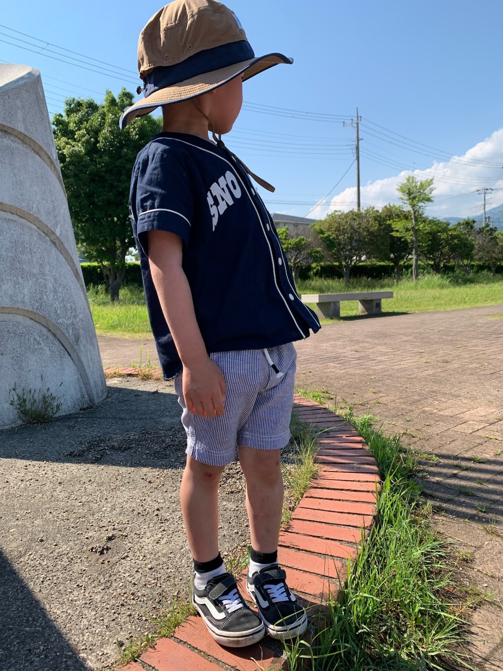 「これが私をアゲる服、初夏コーデ、シンプル、おしゃれさんと繋がりたい、ラクチンコーデ、スヌーピー、スニーカー、男の子、4歳、summer」｜「petit mainの【PEANUTS】ベースボールユニホーム風シャツ（シャツ/ブラウス、ブルー系）」を使った、まりたさん（キッズ・110cm）の春コーディネートの1枚目の写真