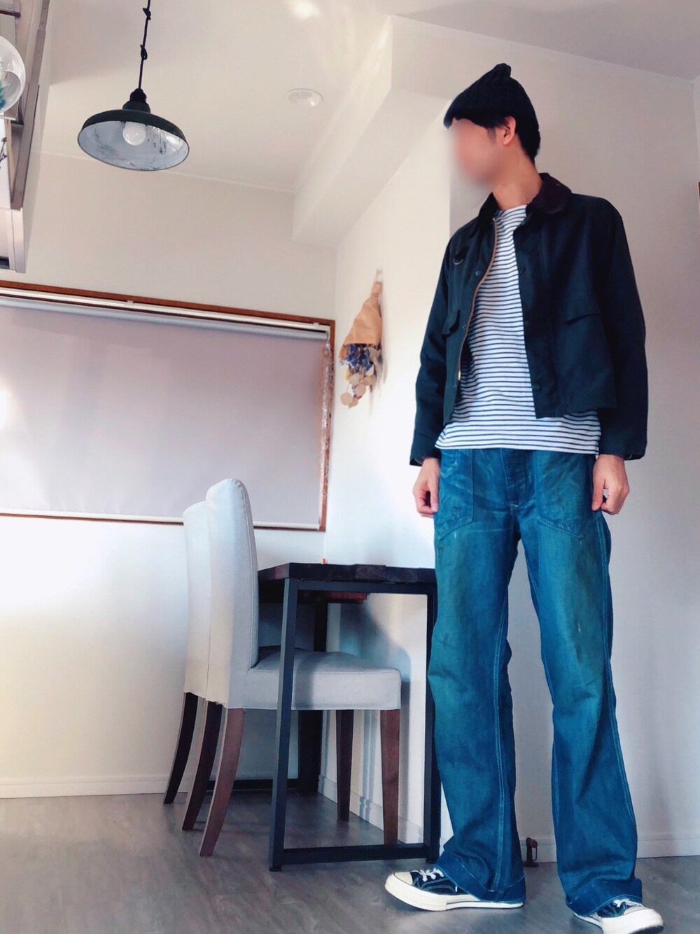 グリーン系のジャケット/アウター、ブルー系のデニムパンツ、ブラック系のスニーカーを着用したメンズの冬コーディネートの1枚目の写真