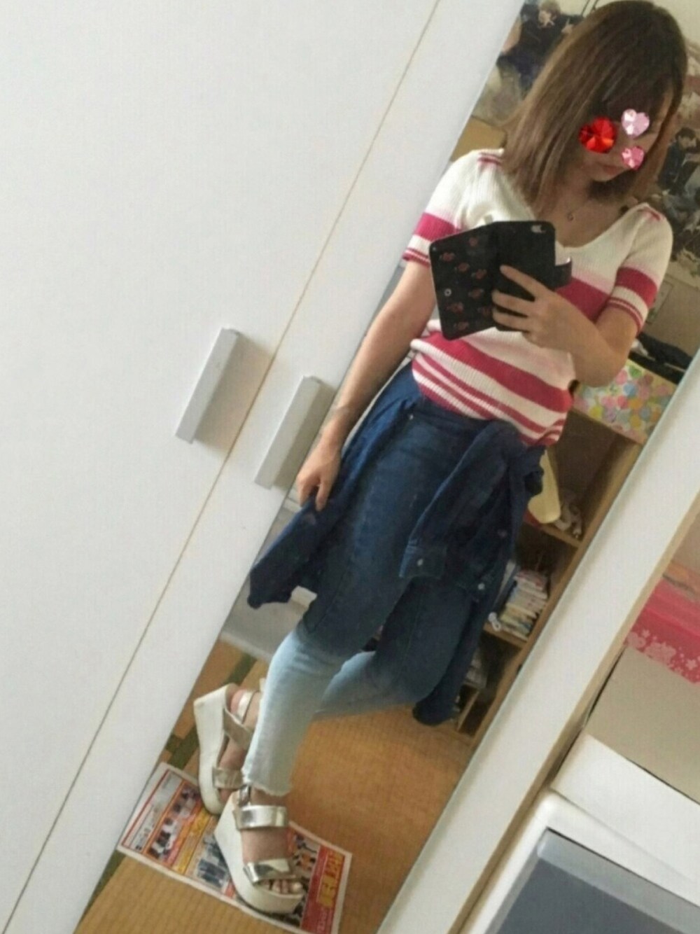 ブルー系のデニムパンツ、ブルー系のデニムジャケット、ピンク系のTシャツ/カットソーを着用したレディースの夏コーディネートの1枚目の写真