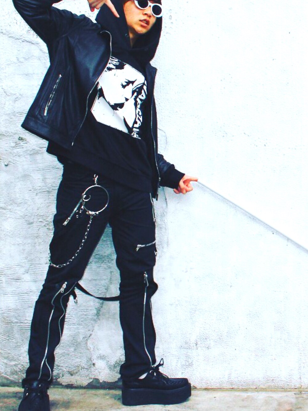 「ボンテージパンツ、misbhv、厚底、punk」｜「MISBHVのMISBHV/ミスビヘイブ/WARSZAWA 1980 HOODIE（パーカー、ブラック系）」を使った、せぶをさん（メンズ・175cm）の冬コーディネートの1枚目の写真