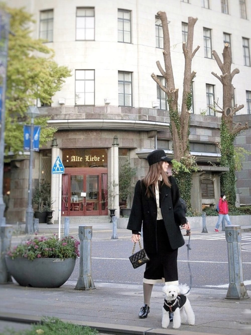 ブラック系のドレスシューズ、ブラック系のハンドバッグ、ブラック系のスカートを着用したレディースの冬コーディネートの1枚目の写真