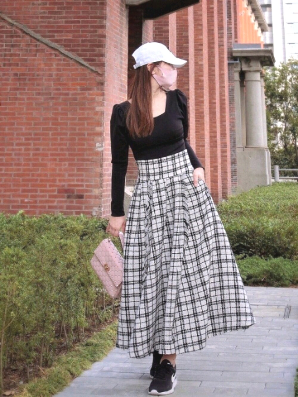 「ツイード、ロングスカート、スニーカー、キャップ、大人カジュアル、シンプルスタイル、スポーツミックス、モノトーン、valentino、AZUL by moussy」｜「AZUL by moussyのSUEDE TOUCH CAP/スエードタッチキャップ（キャップ、ホワイト系）」を使った、ｐiｐiさん（レディース・163cm）の春コーディネートの1枚目の写真